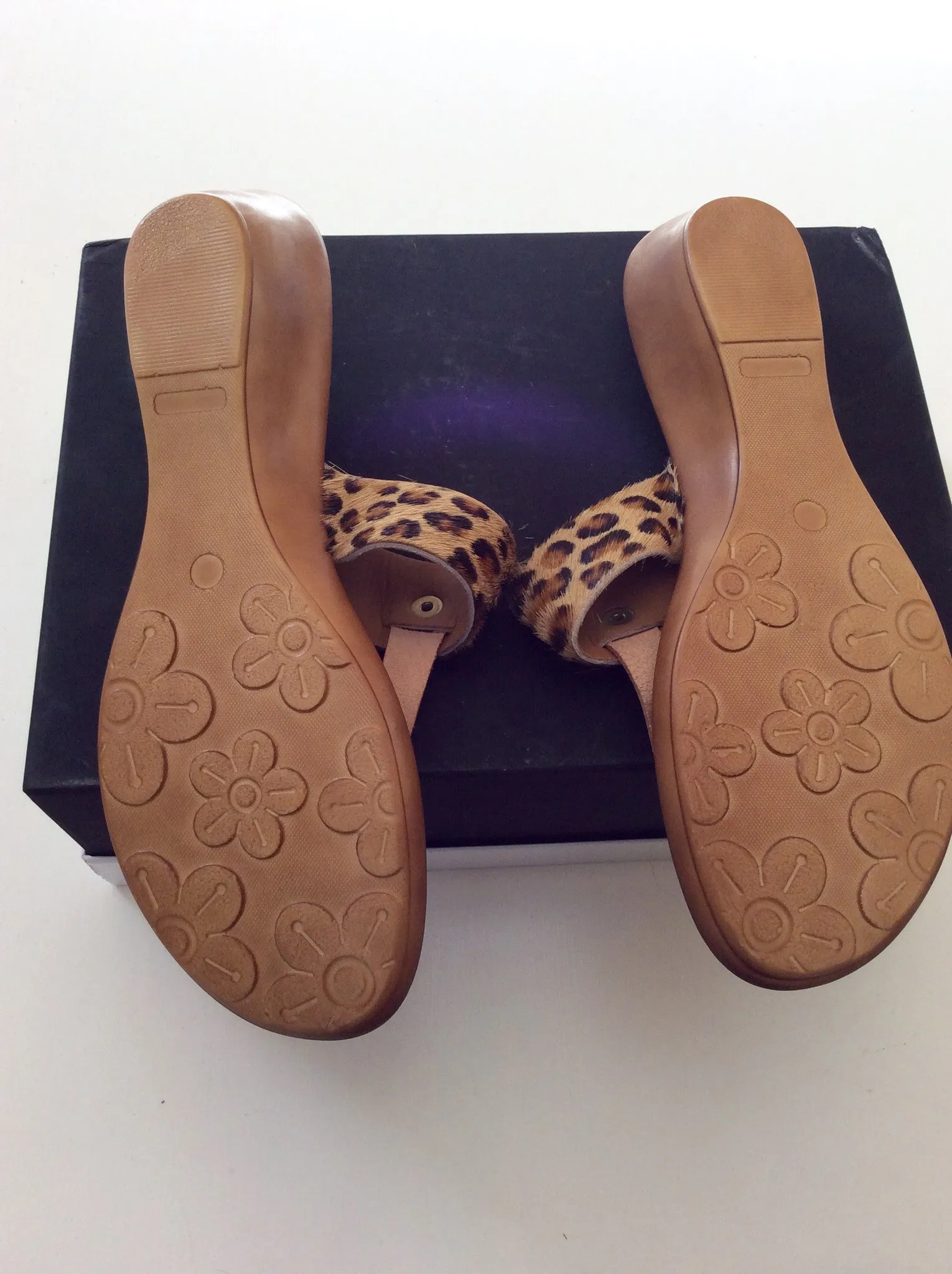 Brand New Nine West Tan Leopard Print Toe Post Mules Size 7/40
