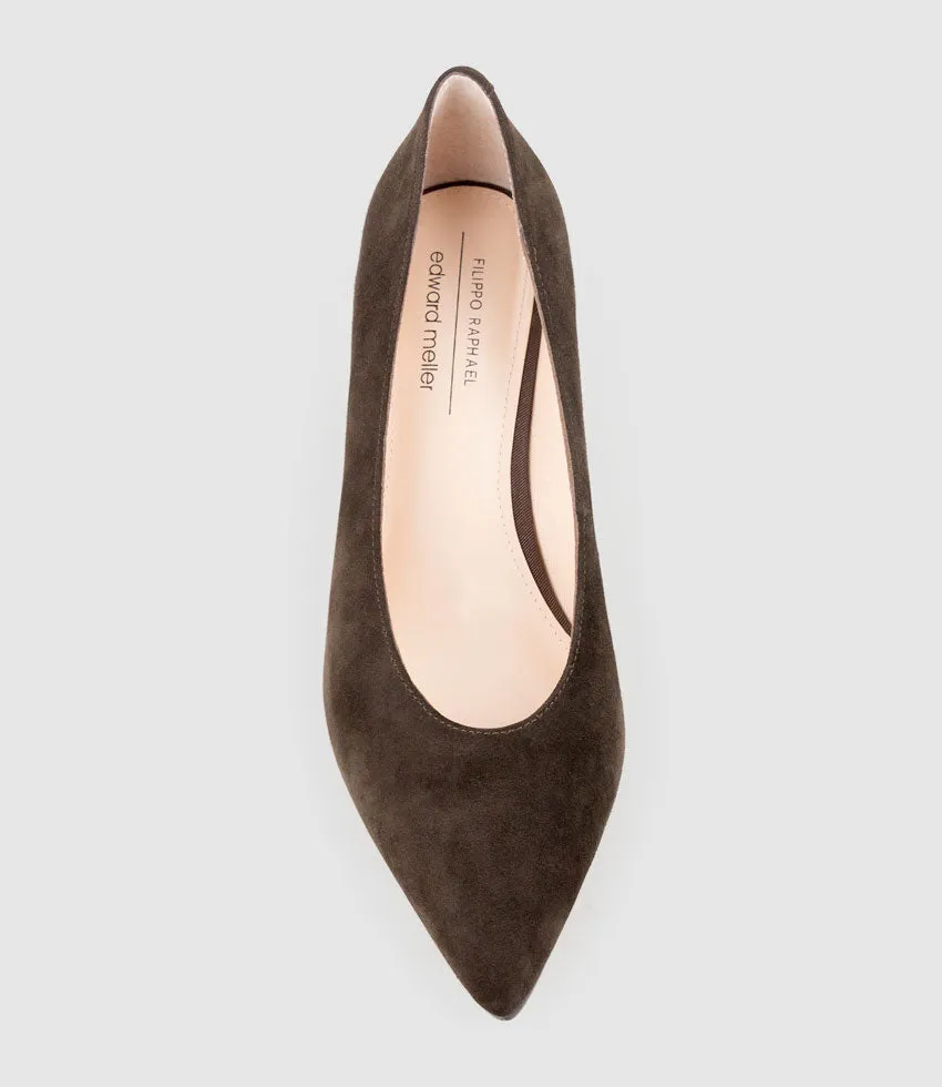 COSETTE55 Choked Up Pump in Chocolate Suede